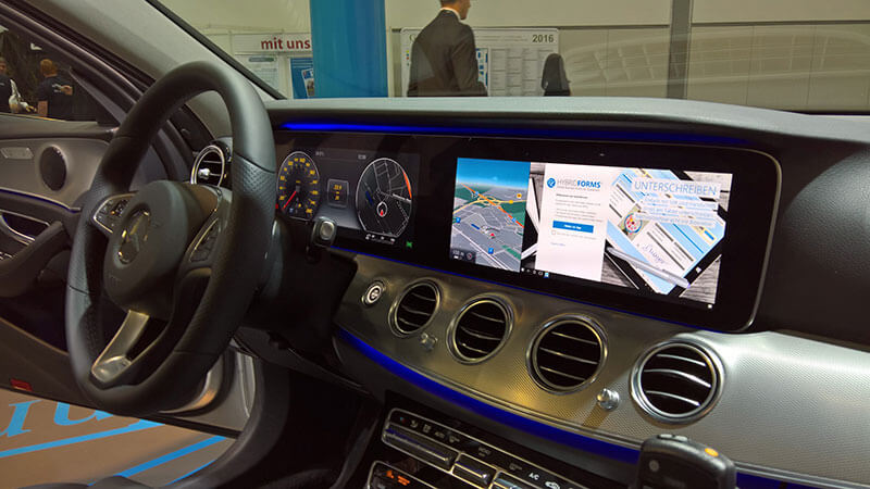 HybridForms Police App in einem Mercedes Demo-Streifenwagen