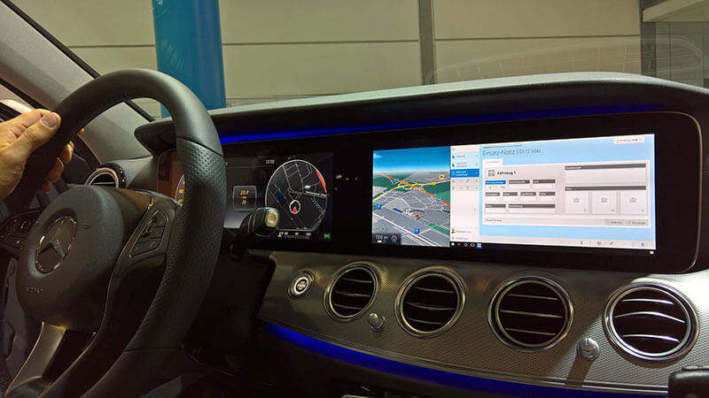 HybridForms Police App in einem Mercedes Demo-Streifenwagen